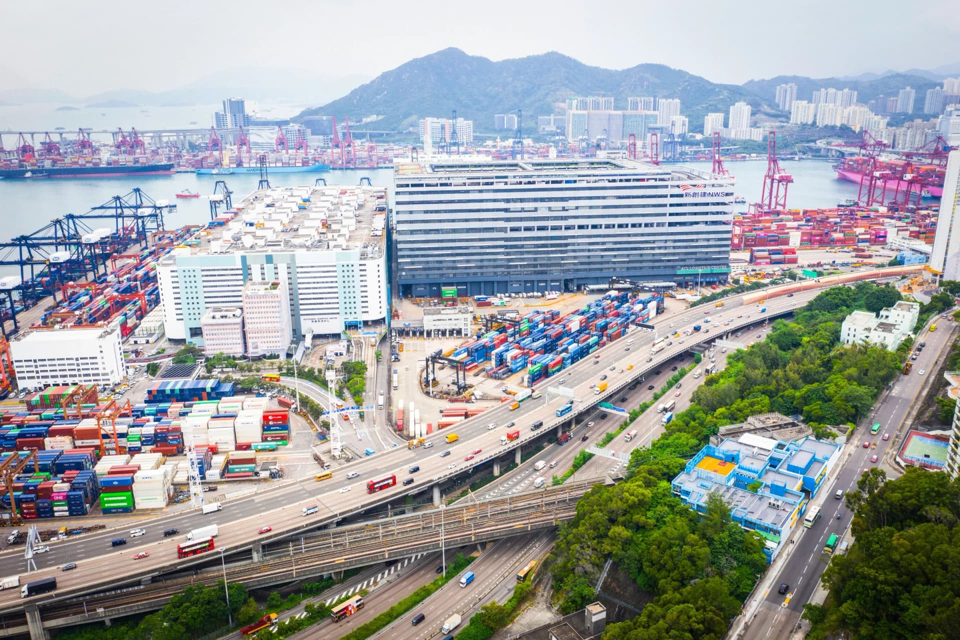 Container terminal with ship-to-shore cranes