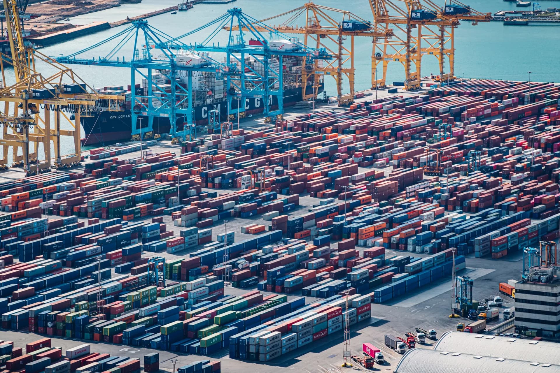 Container terminal with ship-to-shore cranes